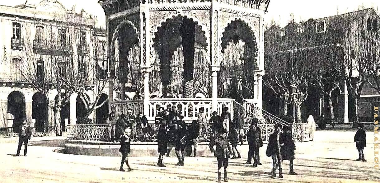 3051- ,Blida - Place d'Armes - Kiosque2 - 1930.jpg